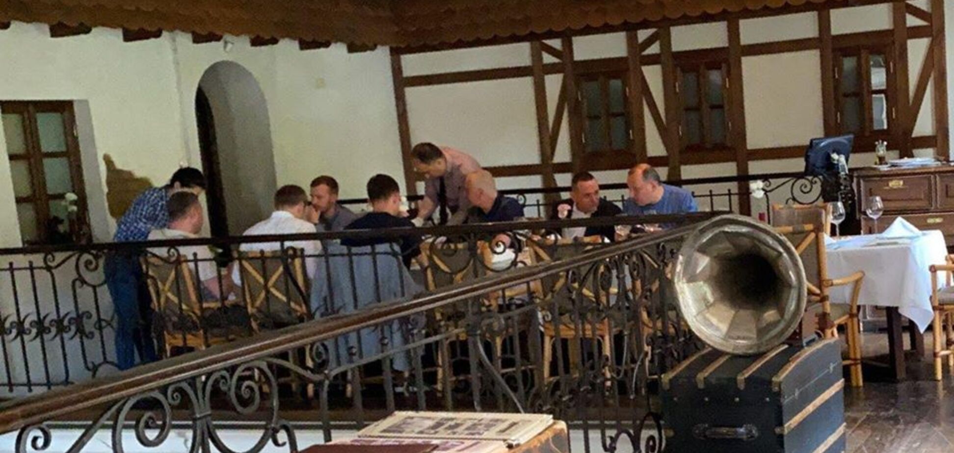 В Днепре нардепов от 'Слуги народа' засняли в ресторане во время карантина. Фото