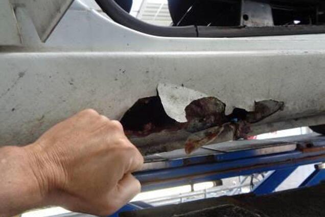 Поліція заборонила їздити автомобілю, у якому знайшли 64 несправності