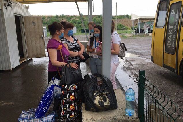 Террористы не пропустили через КПВВ пенсионеров с костылями (источник: Facebook Дмитрия Дурнева)