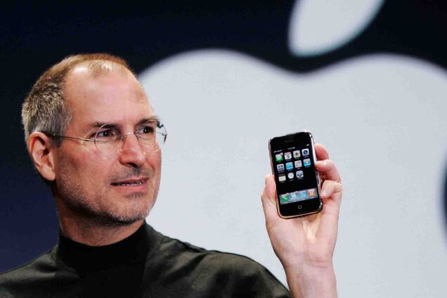 Первый iPhone в 2007 году представил Стив Джобс