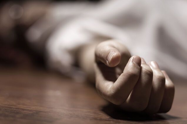 Сидел, опершись на столб: в Днепре обнаружили труп мужчины. Фото 18+