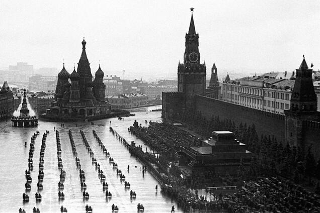 В России обнародовали секретные документы и фото парада 1945 года