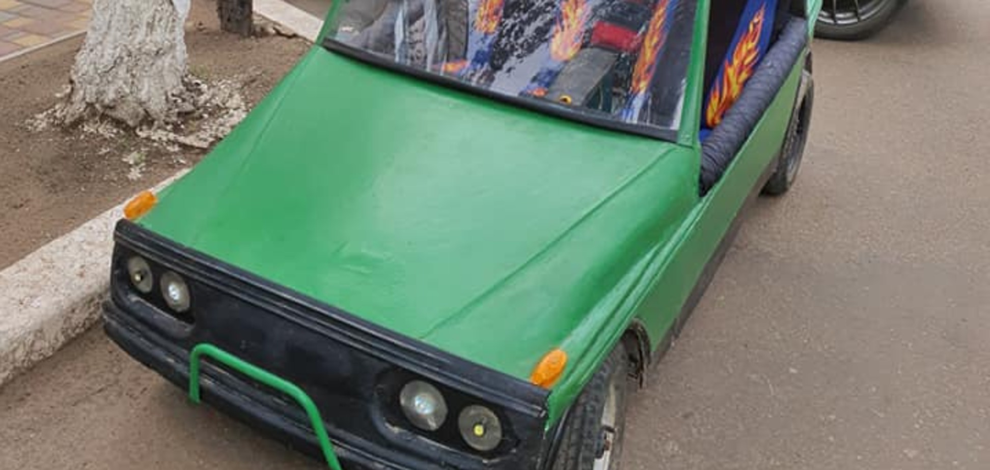 Украинец из Николаевской области создал электромобиль из подручных материалов. Фото: Facebook Alexandr Barsukov