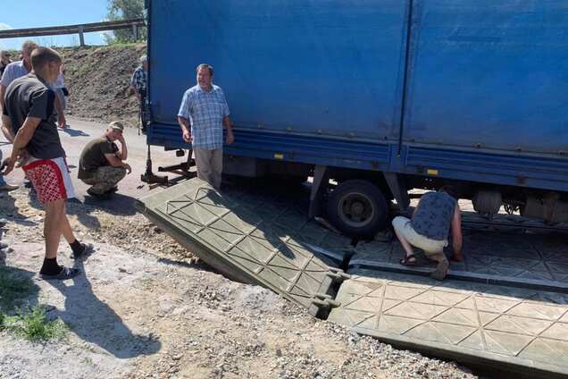 Новый понтонный мост под Днепром сломался второй раз за неделю