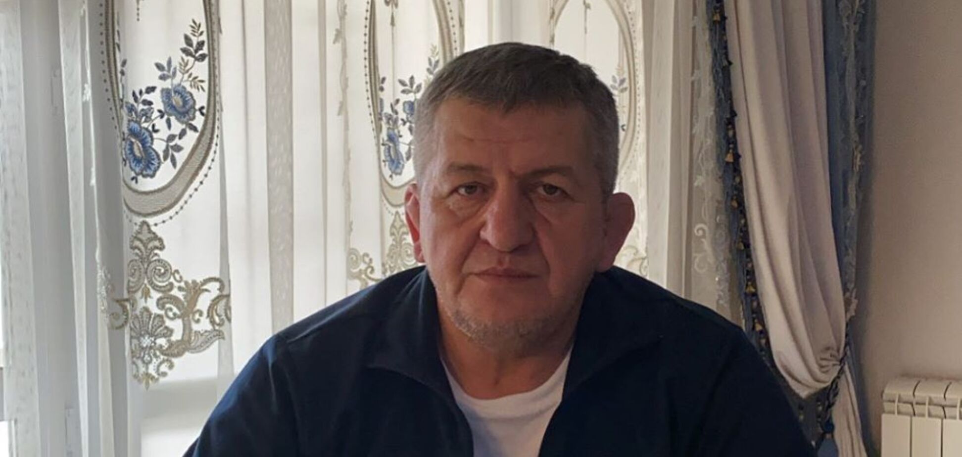 Батько Хабіба з чашкою чаю