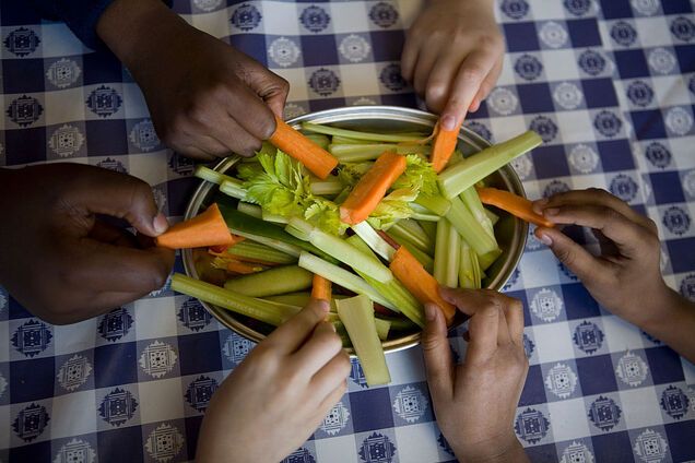 5 хитрих трюків, щоб змусити вашу розбірливу дитину їсти фрукти та овочі