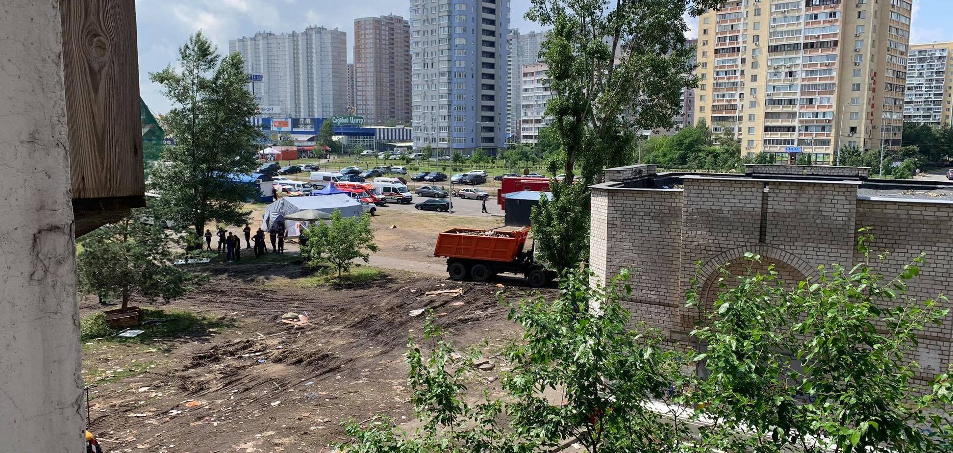 В соседнем со взрывом доме на Позняках в Киеве заметили трещины