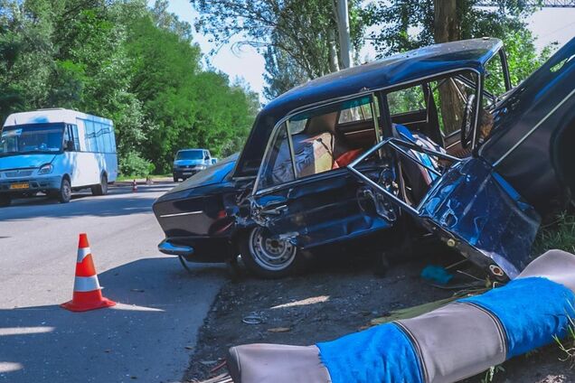 В Днепре авто протаранило маршрутку и влетело в дерево: есть пострадавшие. Фото
