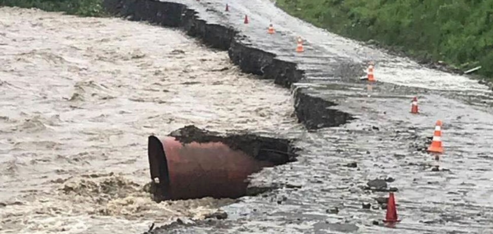 Разрушенная дорога на Прикарпатье (источник: Корреспондент)