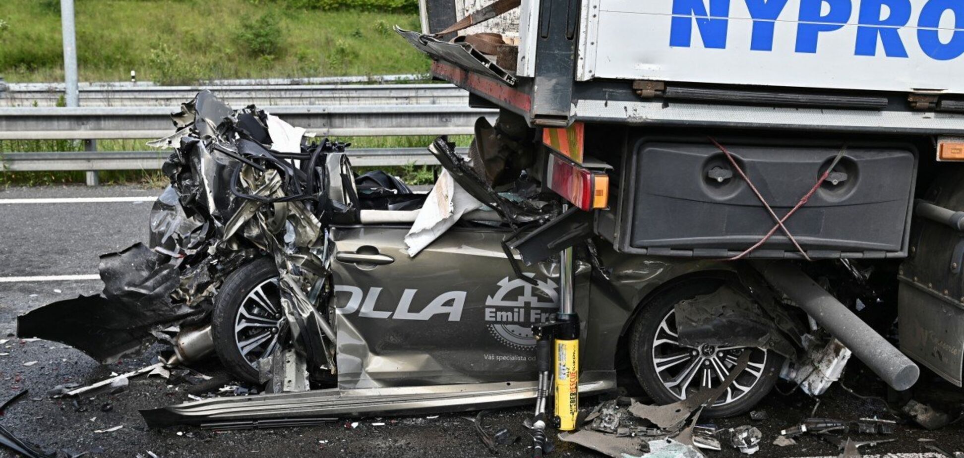 'Умная' Toyota Corolla спасла жизни людям в чудовищном ДТП