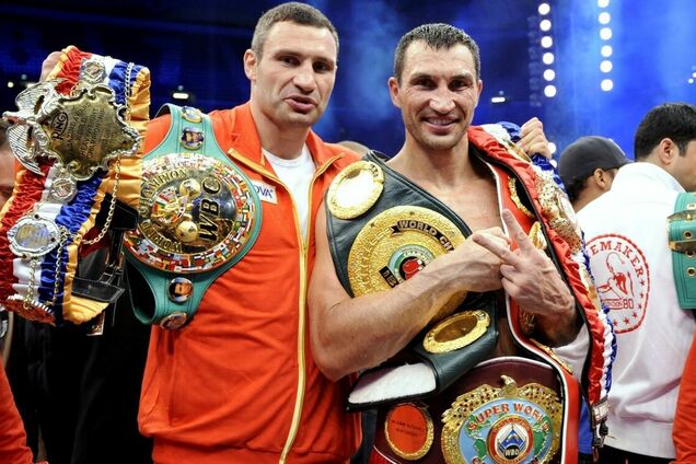 Брати Клички з виграними чемпіонськими поясами