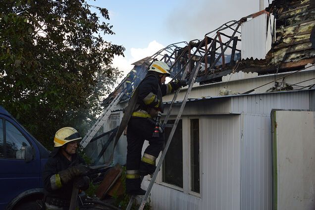 У Дніпрі пожежа ледь не знищила двоповерховий житловий будинок. Фото і відео