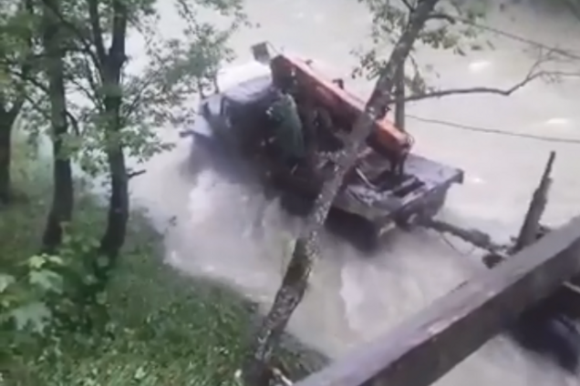 Во время наводнения в Карпатах заметили лесовоз