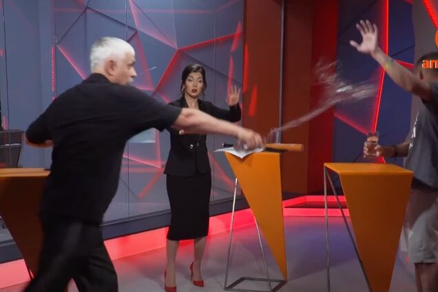 Корчинский плеснул водой в ветерана АТО Виктора Пилипенко