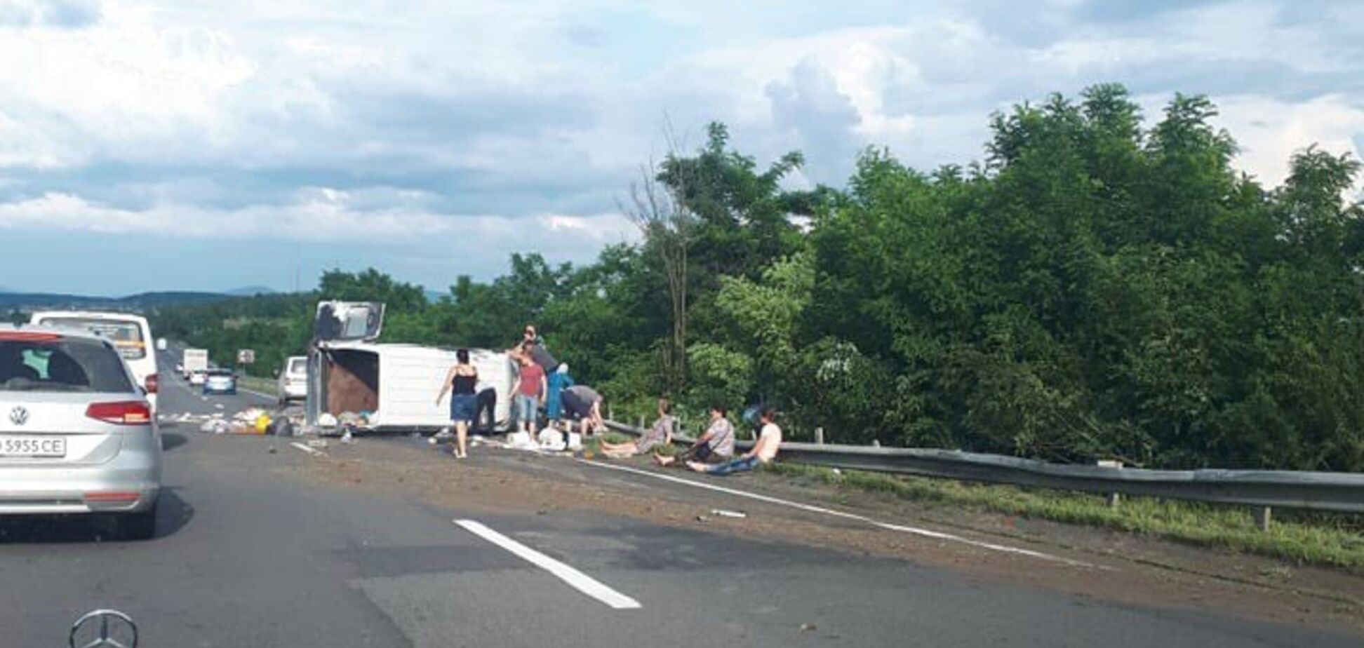 На Закарпатті перевернулась маршрутка з людьми