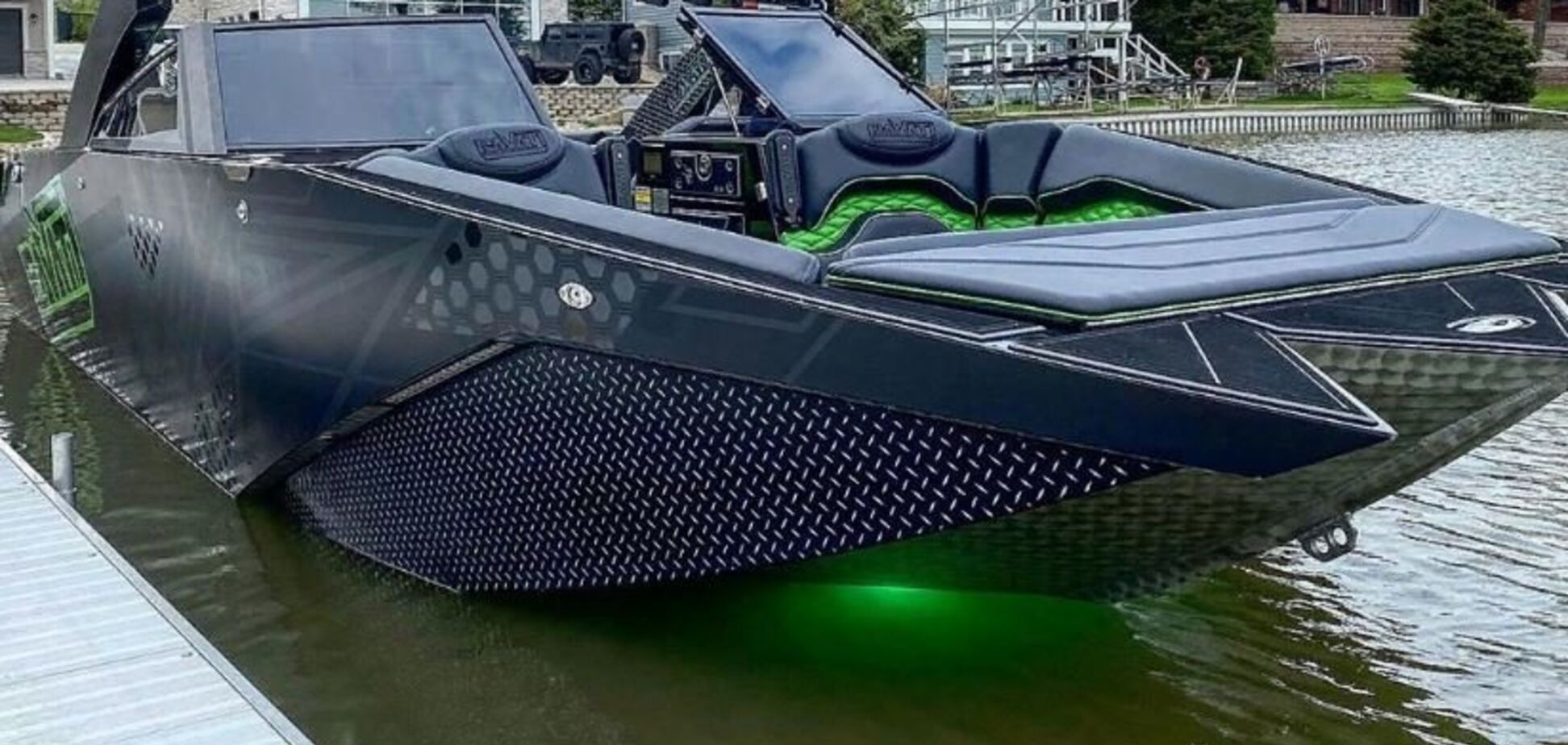 Необычный катер Pavati, из-за которого утонули два внедорожника. Фото: carscoops.com