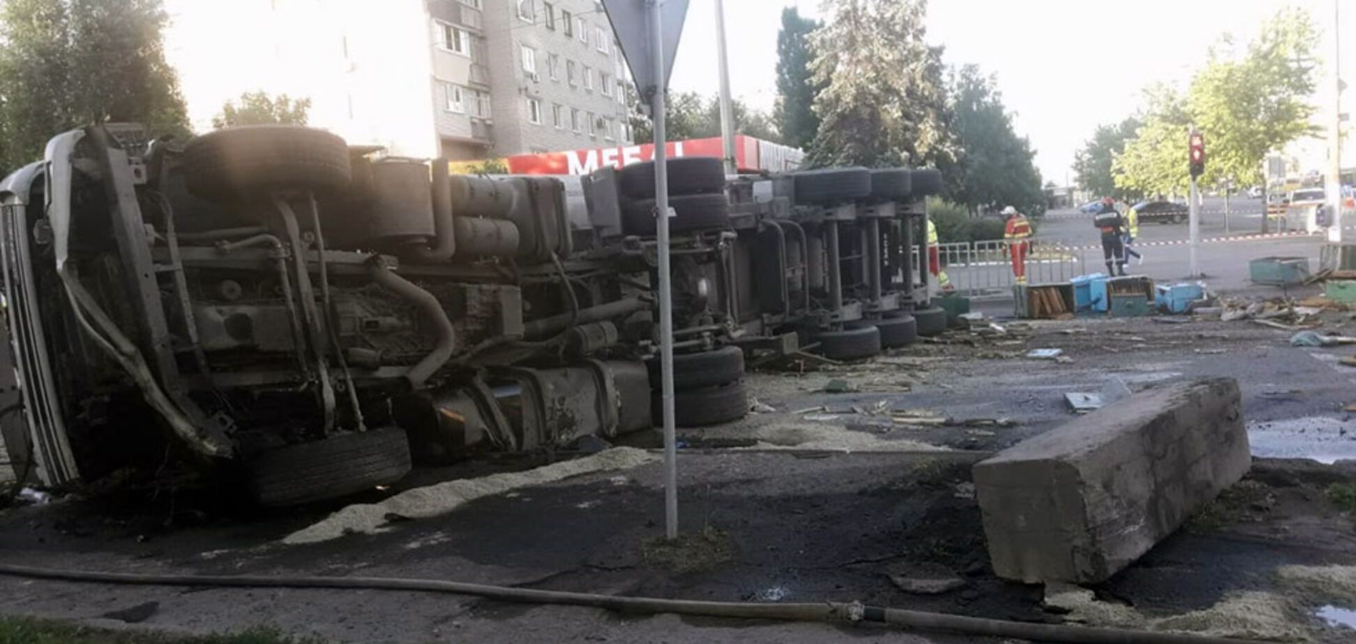 В Днепре столкнулись грузовик и микроавтобус: среди погибших есть ребенок. Фото аварии