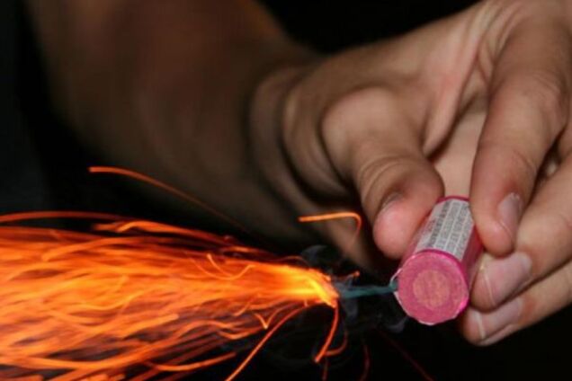 У Дніпрі група хлопців постраждала через вибух петарди. Відео