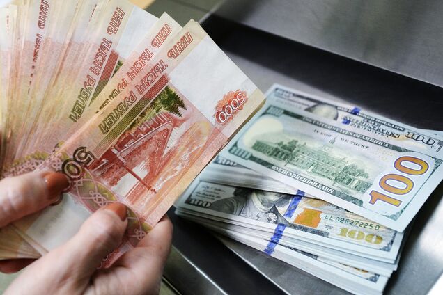 Банки зібрались знімати гроші з рахунків росіян без їхнього відома