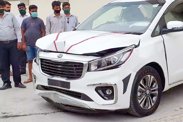 Аж подушки лопнули: новую Kia разбили сразу на выезде из автосалона