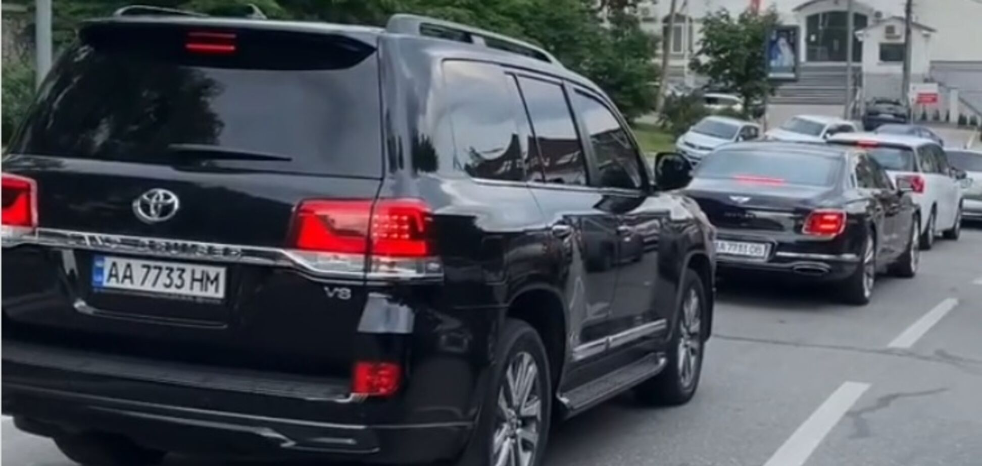 В кортеже увидели две машины с одинаковыми номерами. Фото: topgir.com.ua