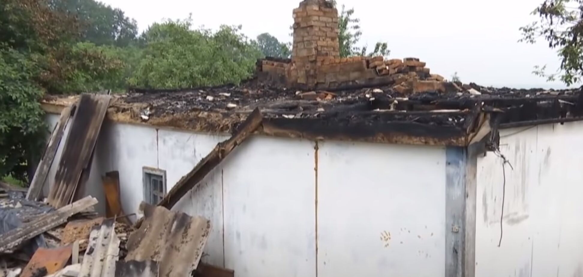 Удар молнии уничтожил дом многодетной семьи