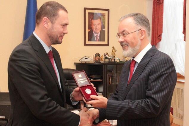 Табачник вручає нагороду Шкарлету