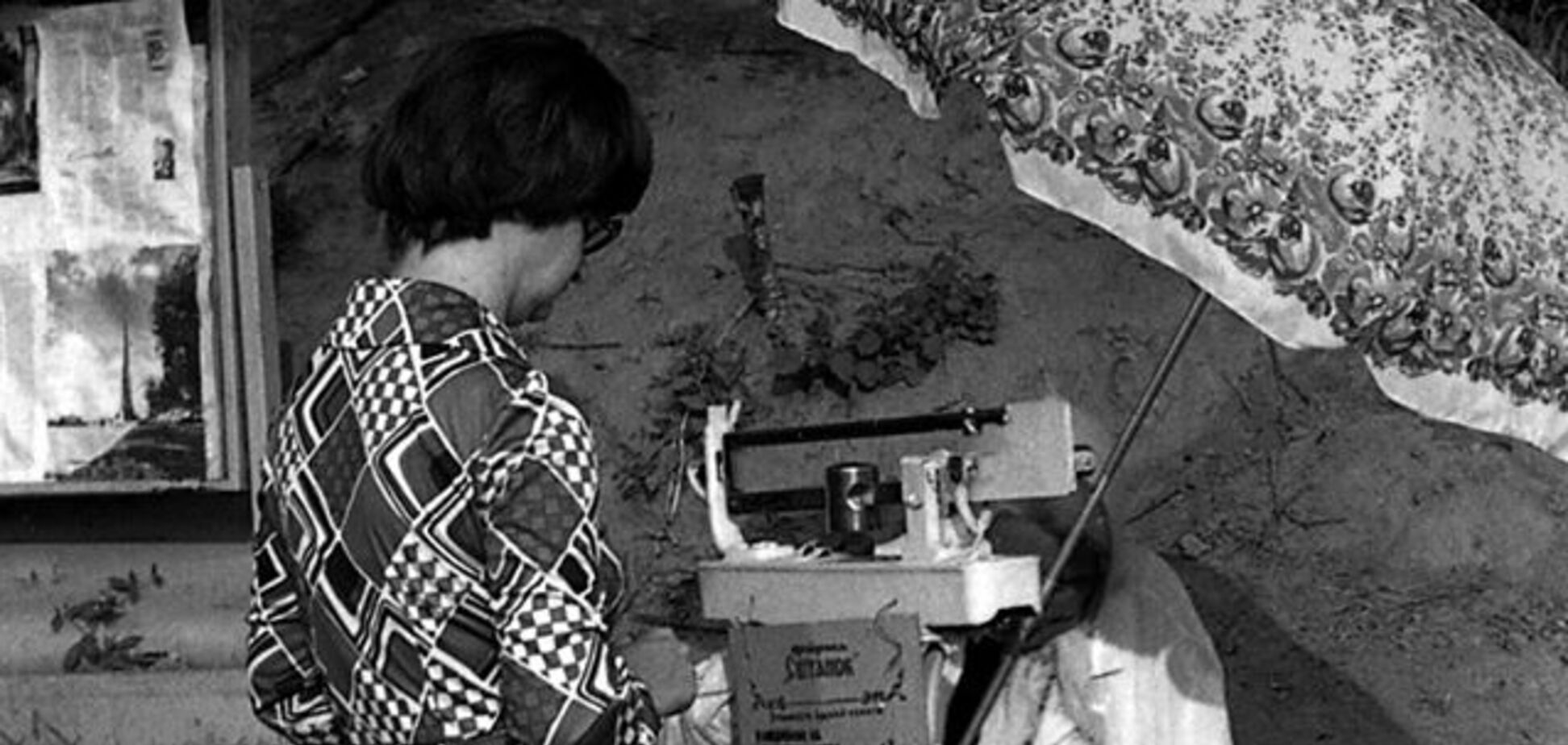 Девушка на старых весах в Киеве