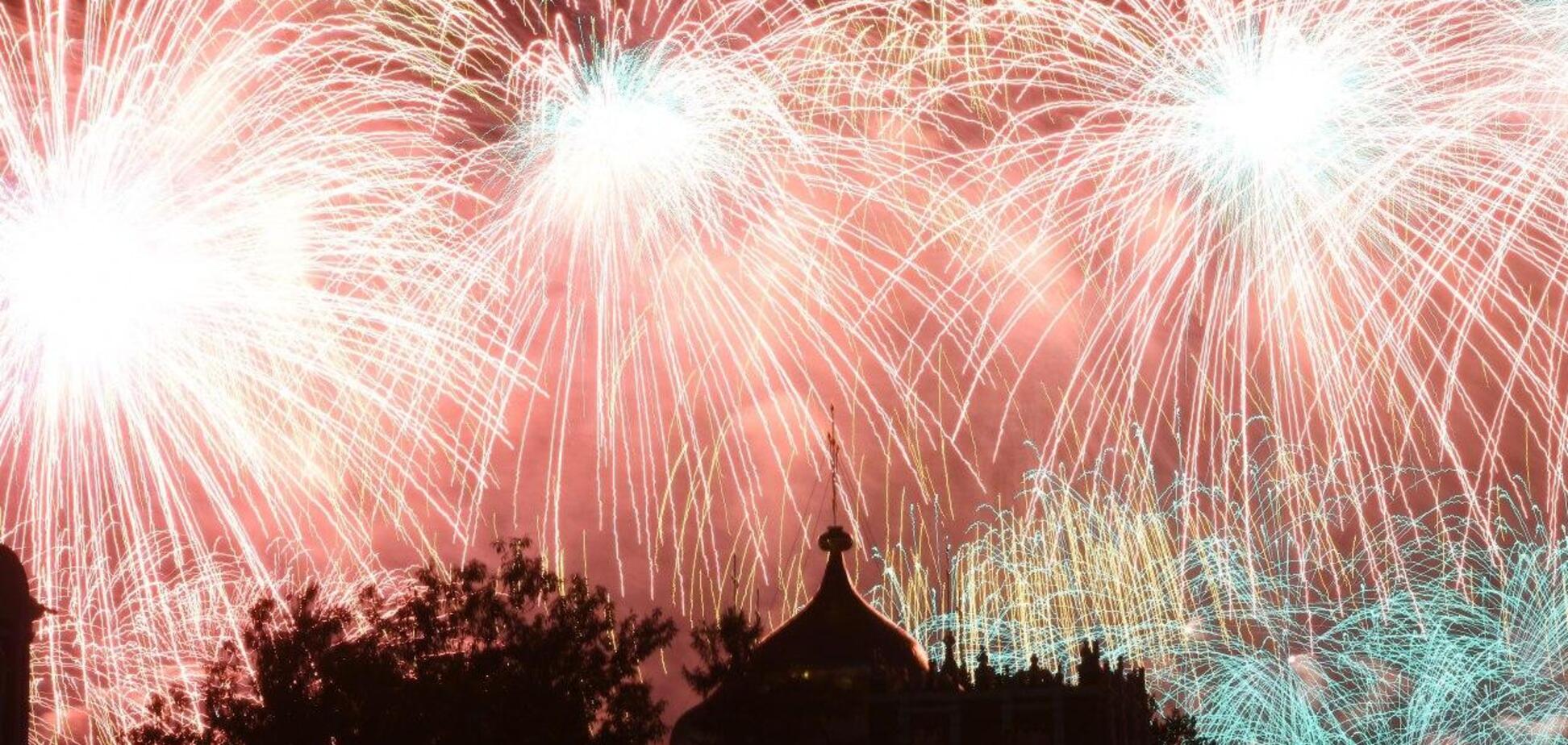 Сотни миллионов на воздух: в Москве к параду победы устроили 15-минутный салют. Фото и видео