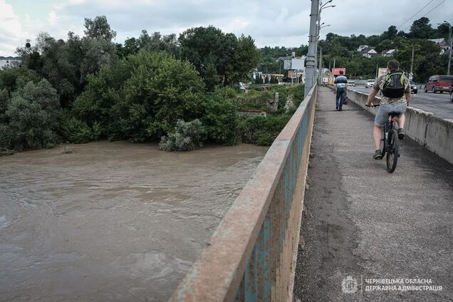 Вода в Черновцах отступает