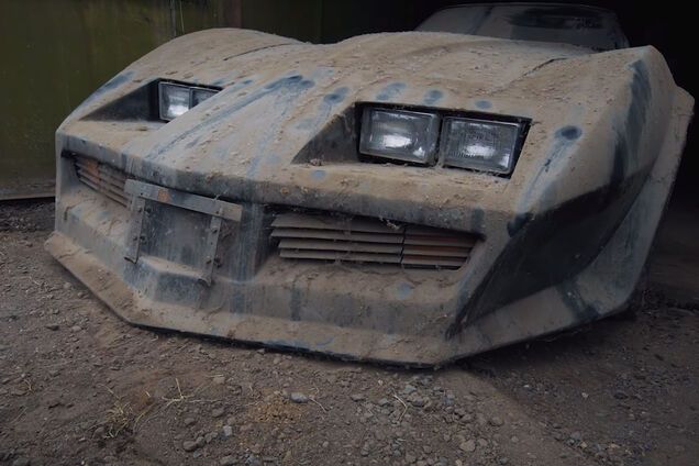 Старый Chevrolet Corvette C3 нашли в гараже спустя 13 лет. Фото: carakoom.com