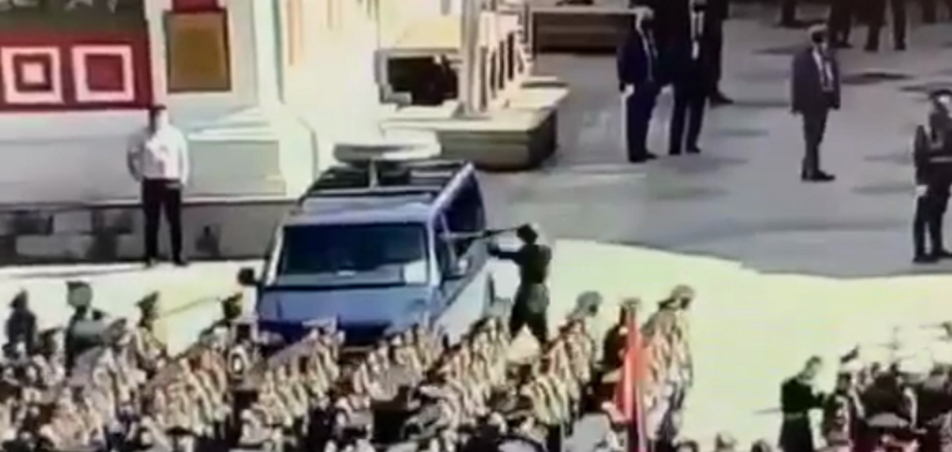 Солдат набросился на машину ФСО на Красной площади