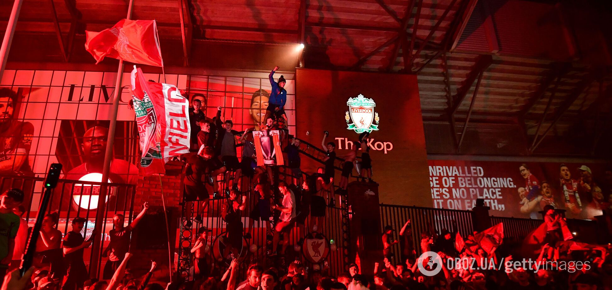 Фанаты 'Ливерпуля' празднуют первый в истории титул АПЛ возле 'Энфилда'