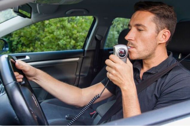 Виробників авто зобов'язали встановлювати в машини алкотестери