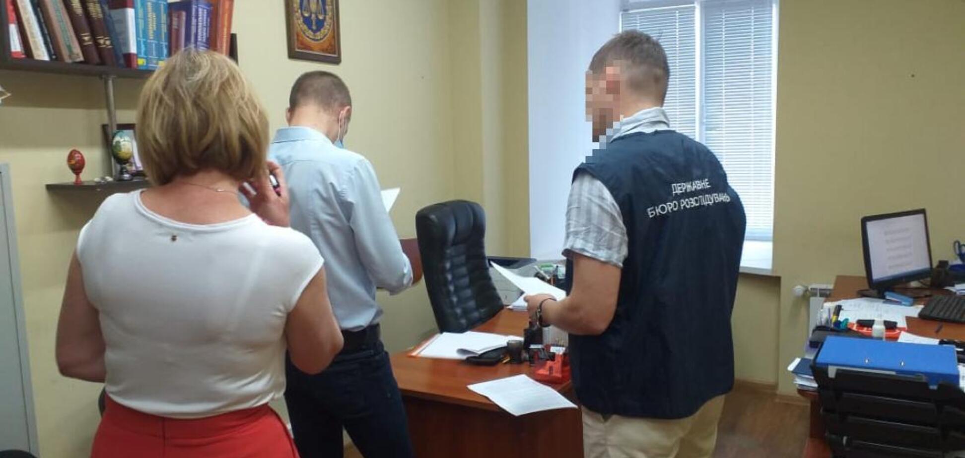 В Киеве бывший следователь 'потерял' изъятые 1,2 млн грн, ему озвучено подозрение