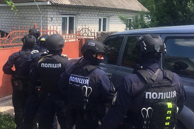 На Рівненщині впіймали банду з награбованим бурштином на 2 млн гривень