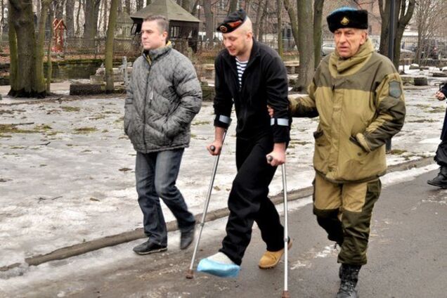 Володимир Скопіонов на милицях (джерело: Нова газета)