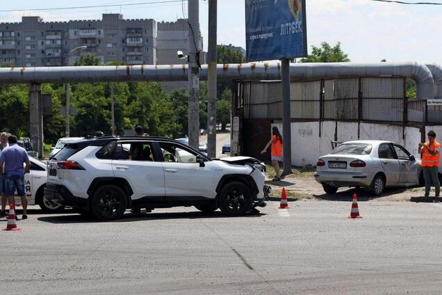 У Дніпрі легковик зіткнувся з джипом і врізалася в паркан: постраждала дитина. Фото
