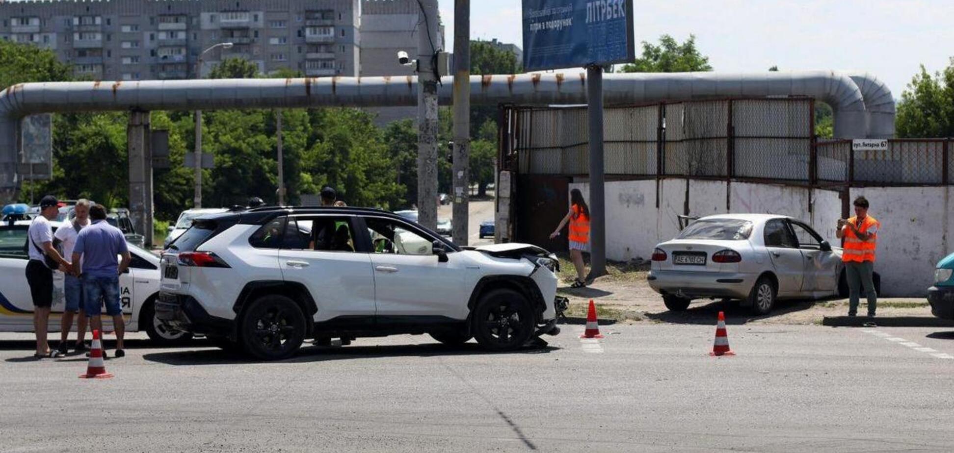 В Днепре легковушка столкнулась с джипом и врезалась в забор: пострадал ребенок. Фото