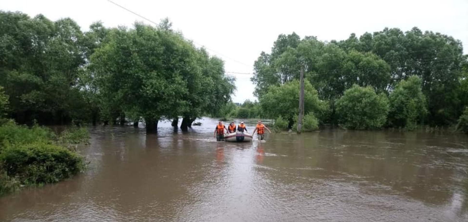 Повінь в Україні: потоп залишив людей без світла у двох областях