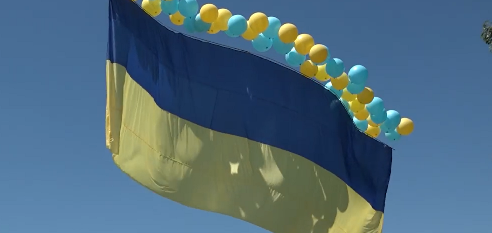 В сторону оккупированного Донецка запустили 15-метровый флаг Украины