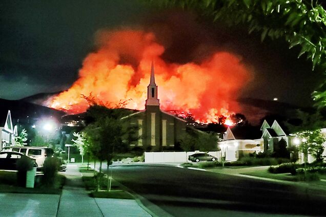 В США вспыхнули лесные пожары: под угрозой сотни домов. Фото и видео катастрофы