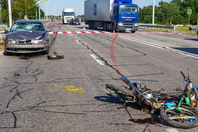 У Дніпрі автомобіль збив мотоцикліста: чоловік загинув на місці. Фото