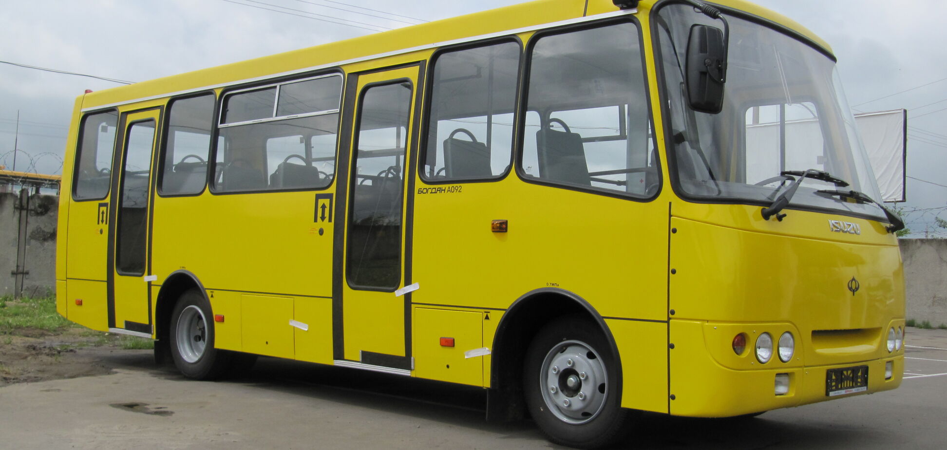 В Днепре маршрутка без тормозов вылетела на тротуар: момент попал на видео