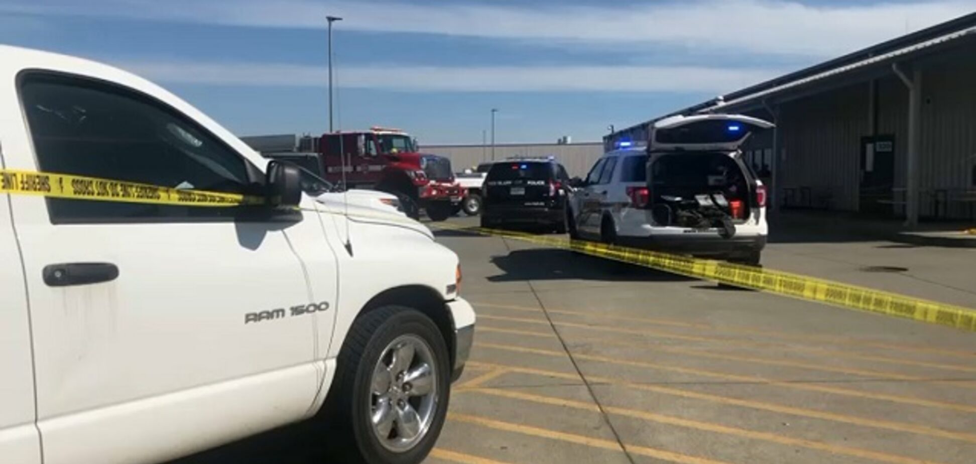 В США мужчина на авто протаранил здание и устроил стрельбу: много жертв. Фото и видео