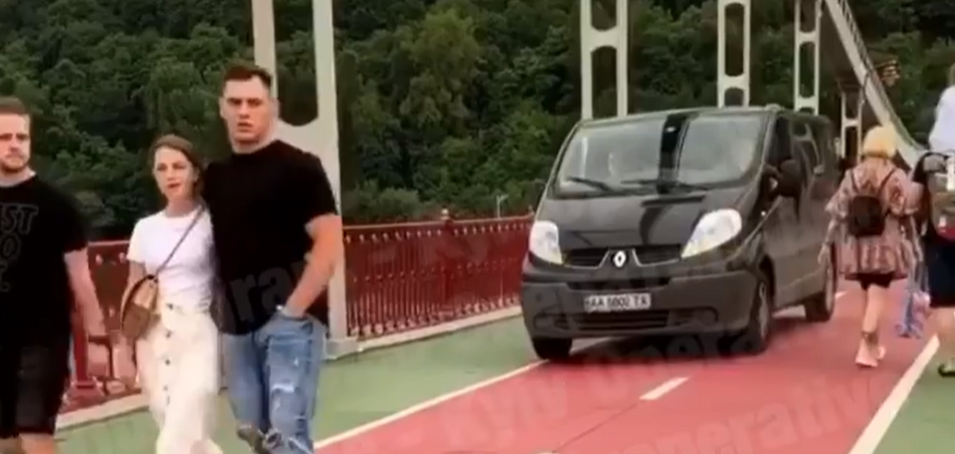 В Киеве на Пешоходном мосту заметили микроавтобус и назвали 'элиткой'