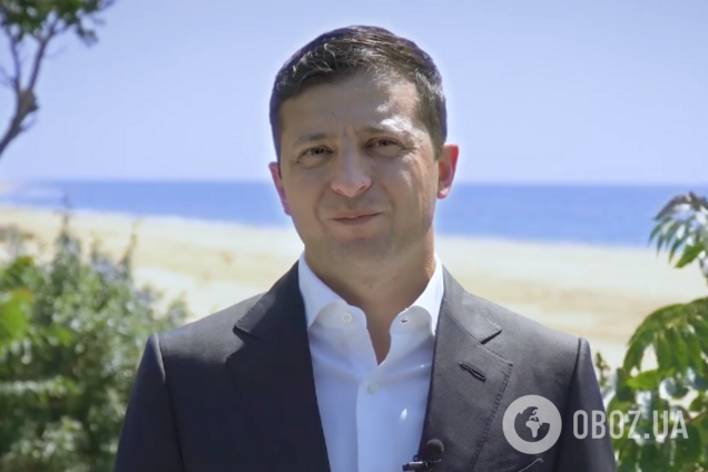 Зеленський на пляжі записав відео до Дня Конституції та присоромив українців