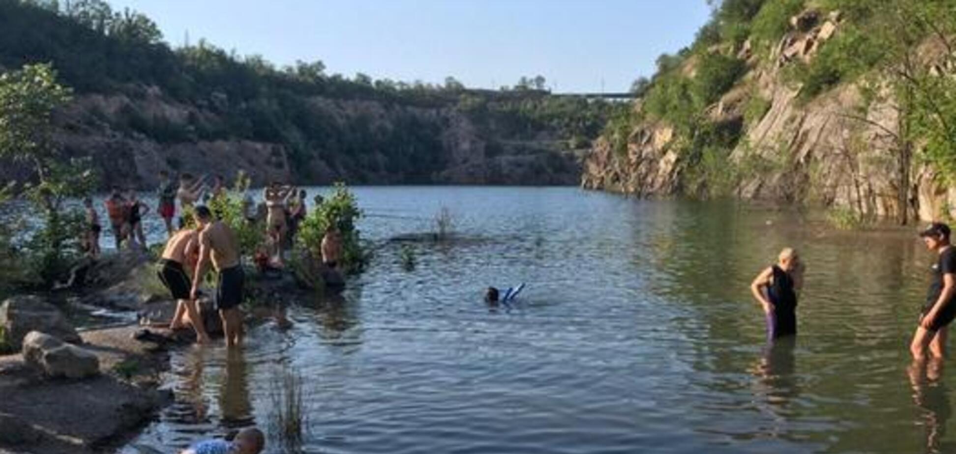 У Кривому Розі підліток потонув під час відпочинку з друзями. Фото 18+