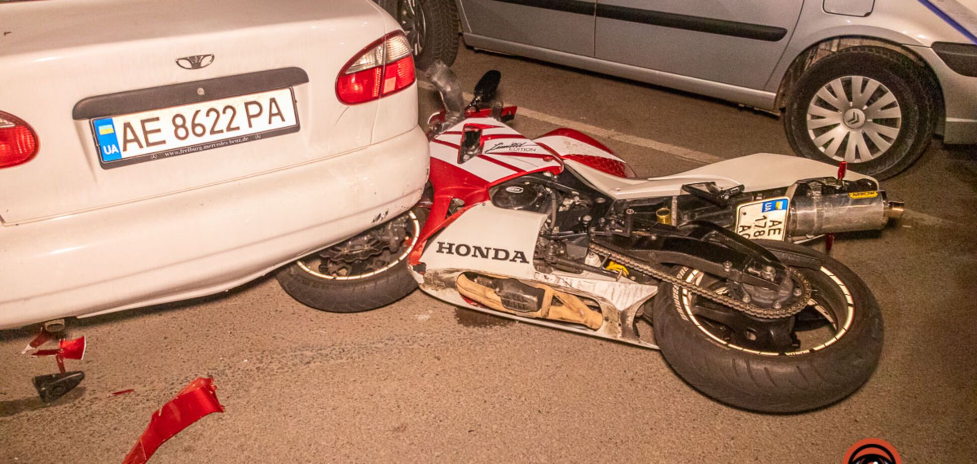В Днепре на Набережной мотоциклист врезался в Land Rover: есть пострадавший