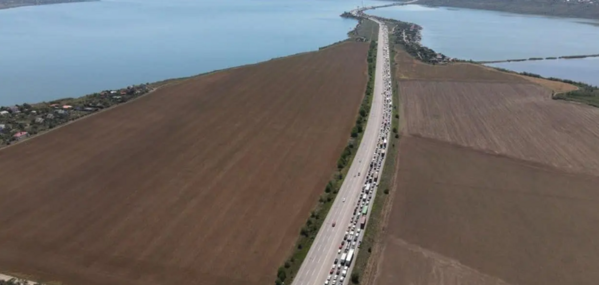 На виїзді з Одеси утворилися величезні затори: авто стояли годинами на дорозі